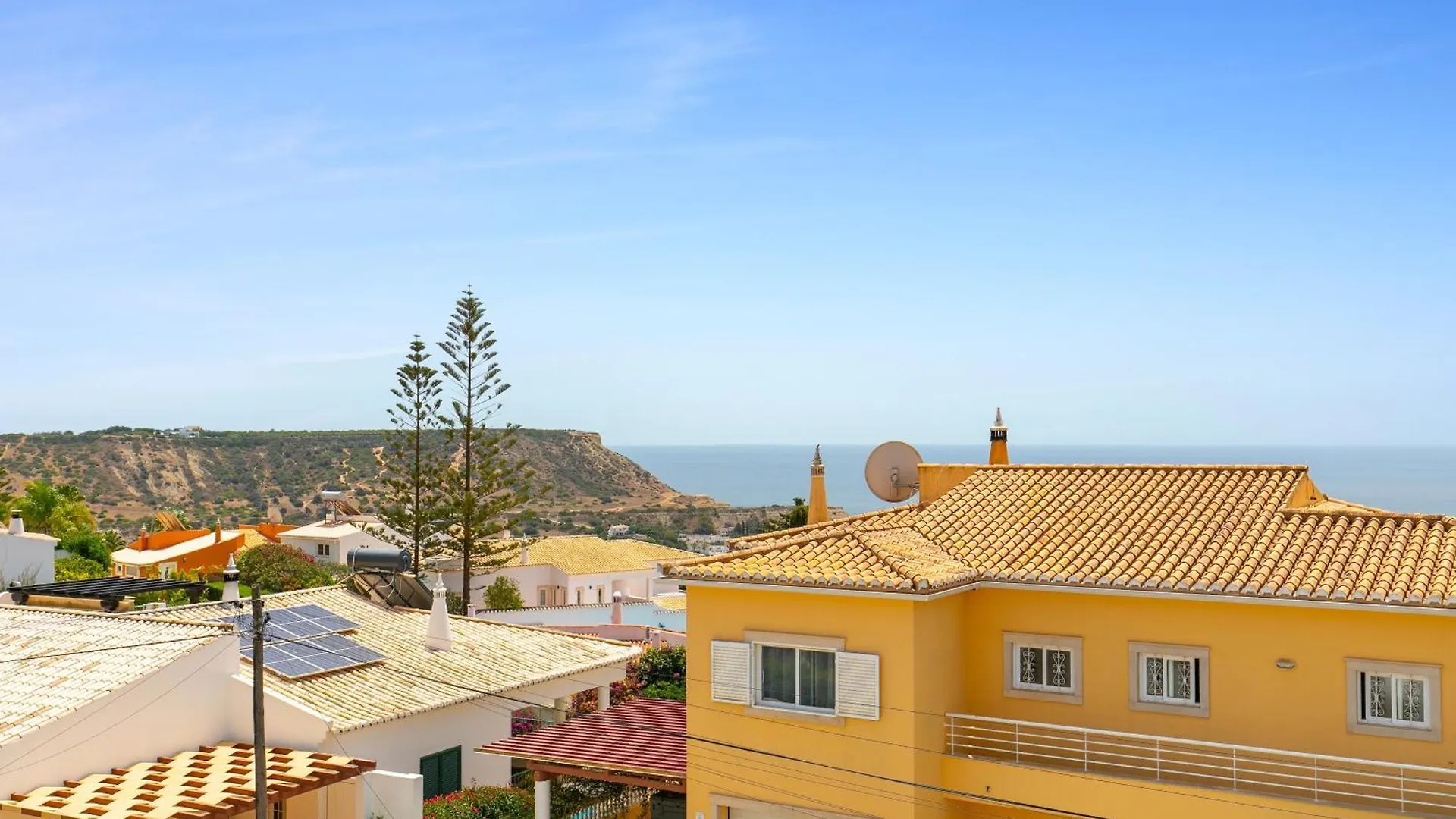 Vila Dos Gunn, Luz