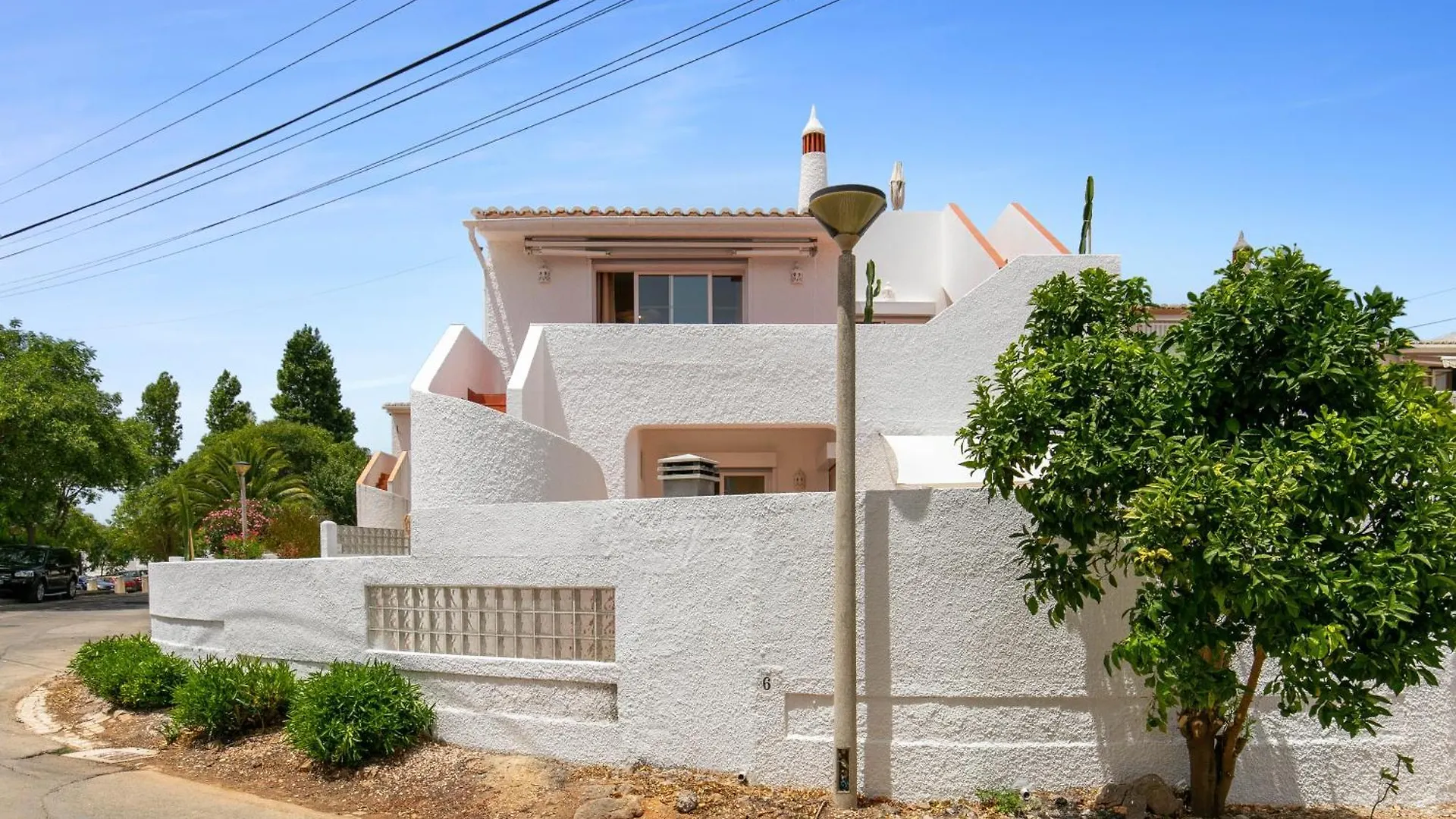 Vila Dos Gunn, Luz 別荘