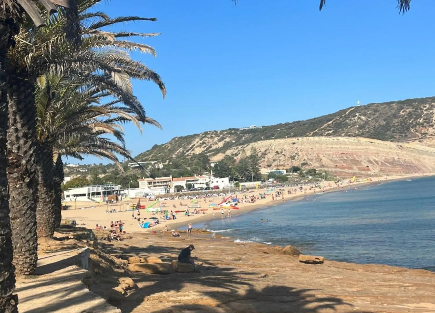 Vila Dos Gunn, Luz